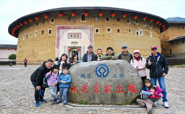 馬來西亞華人家庭在福建永定承啟樓土樓尋根探親旅行
